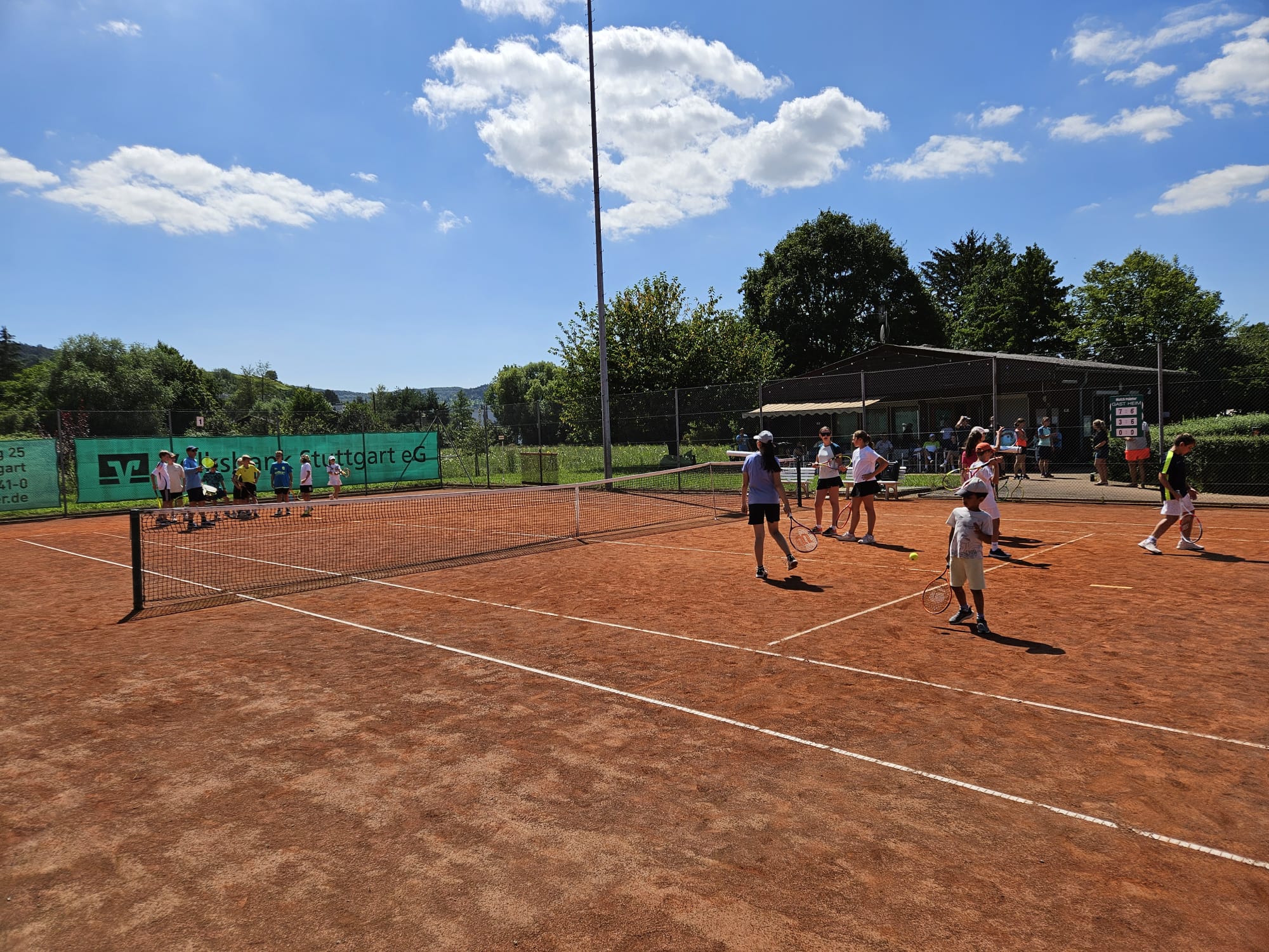 Viele Schläger suchen den Ball